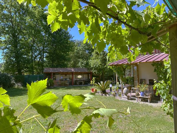 Lisière forêt Landaise.Contemporaine de construction récente avec beaucoup de charme et des prestations de qualité.