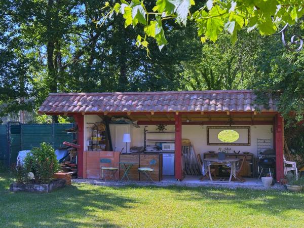 Lisière forêt Landaise.Contemporaine de construction récente avec beaucoup de charme et des prestations de qualité.