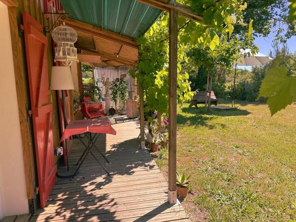 Lisière forêt Landaise.Contemporaine de construction récente avec beaucoup de charme et des prestations de qualité.