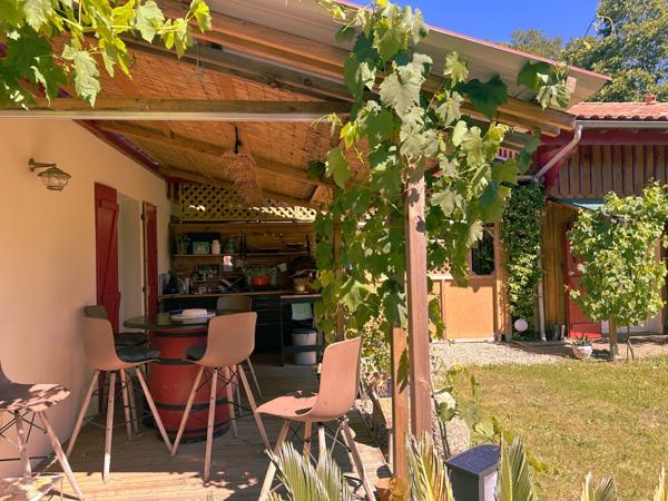 Lisière forêt Landaise.Contemporaine de construction récente avec beaucoup de charme et des prestations de qualité.