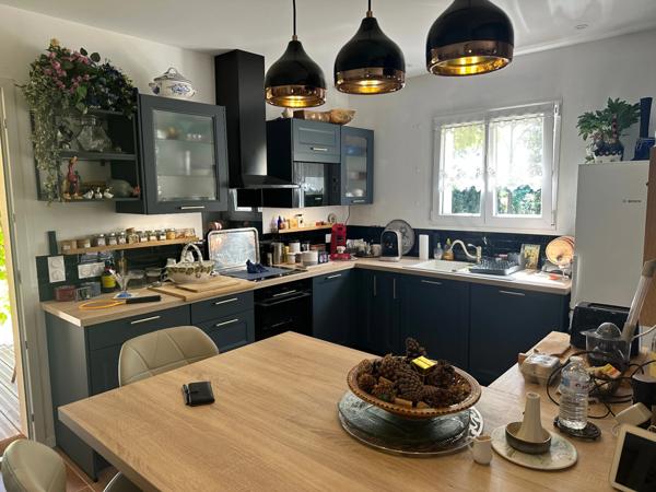 Lisière forêt Landaise.Contemporaine de construction récente avec beaucoup de charme et des prestations de qualité.