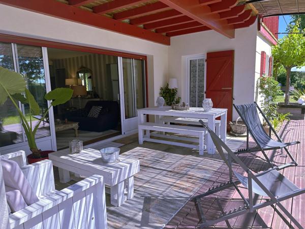 Lisière forêt Landaise.Contemporaine de construction récente avec beaucoup de charme et des prestations de qualité.