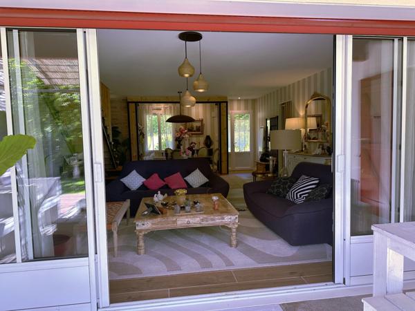 Lisière forêt Landaise.Contemporaine de construction récente avec beaucoup de charme et des prestations de qualité.