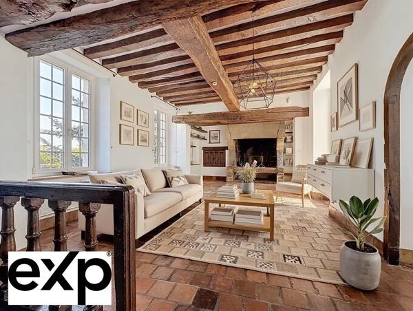 Dans le quartier le plus prisé de Mantes-la-Jolie, face à la majestueuse collégiale, cette demeure de caractère offre une vue à couper le souffle.