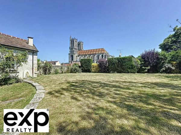 Dans le quartier le plus prisé de Mantes-la-Jolie, face à la majestueuse collégiale, cette demeure de caractère offre une vue à couper le souffle.