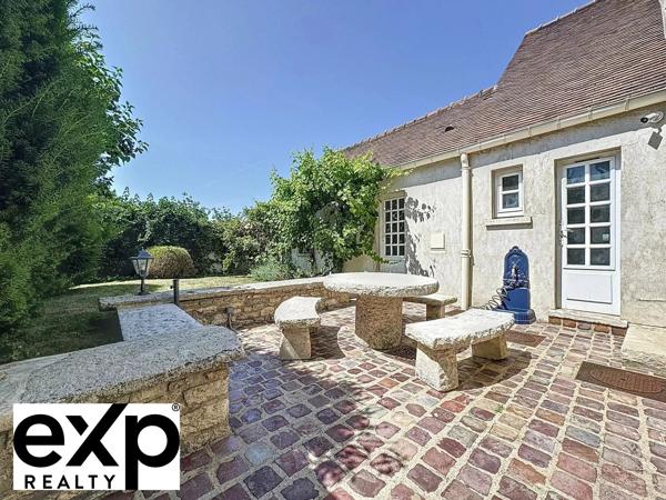 Dans le quartier le plus prisé de Mantes-la-Jolie, face à la majestueuse collégiale, cette demeure de caractère offre une vue à couper le souffle.