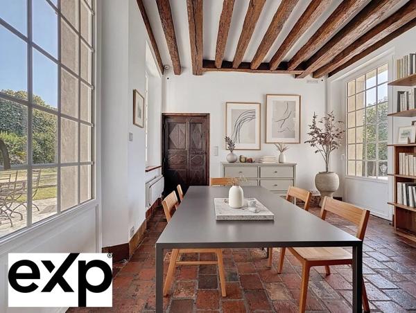 Dans le quartier le plus prisé de Mantes-la-Jolie, face à la majestueuse collégiale, cette demeure de caractère offre une vue à couper le souffle.