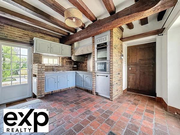 Dans le quartier le plus prisé de Mantes-la-Jolie, face à la majestueuse collégiale, cette demeure de caractère offre une vue à couper le souffle.