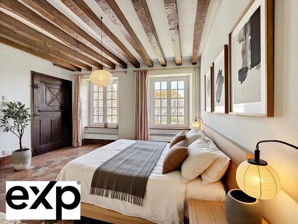 Dans le quartier le plus prisé de Mantes-la-Jolie, face à la majestueuse collégiale, cette demeure de caractère offre une vue à couper le souffle.