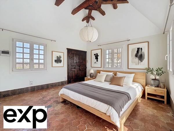 Dans le quartier le plus prisé de Mantes-la-Jolie, face à la majestueuse collégiale, cette demeure de caractère offre une vue à couper le souffle.