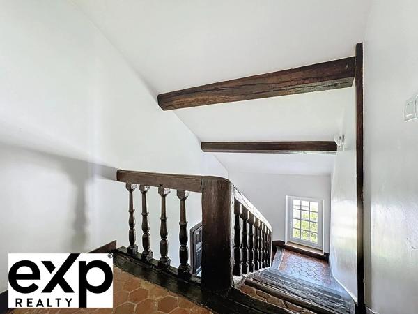 Dans le quartier le plus prisé de Mantes-la-Jolie, face à la majestueuse collégiale, cette demeure de caractère offre une vue à couper le souffle.