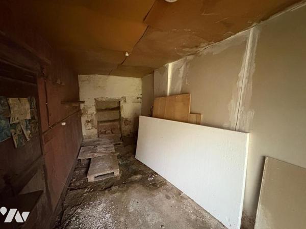 Commune de la CRECHE, coté NIORT, maison ancienne de 96 m² à rénover 