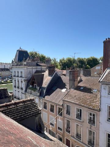 Charmant appartement 2 pièces meublé à louer au dernier étage à Chalon-sur-Saône