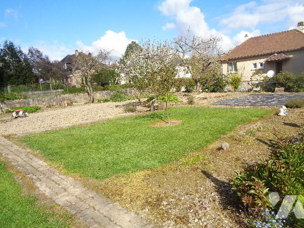 PAVILLON EN SORTIE DE BOURG