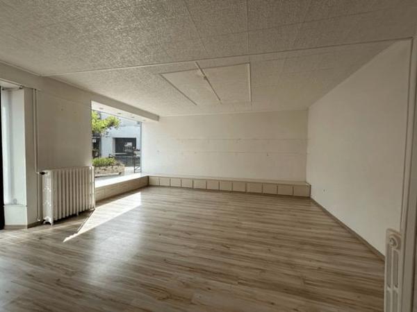 Local commercial 3 pièces T3 F3 69.7 m² à Firmi 13 PLACE DE L'HOTEL DE VILLE 12300 à louer