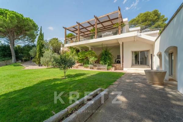 PROPRIÉTÉ D’ARCHITECTE ANNÉES 1950 AVEC VUE EXCEPTIONNELLE SUR LA TOUR MAGNE