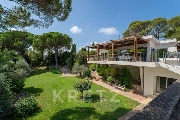 PROPRIÉTÉ D’ARCHITECTE ANNÉES 1950 AVEC VUE EXCEPTIONNELLE SUR LA TOUR MAGNE