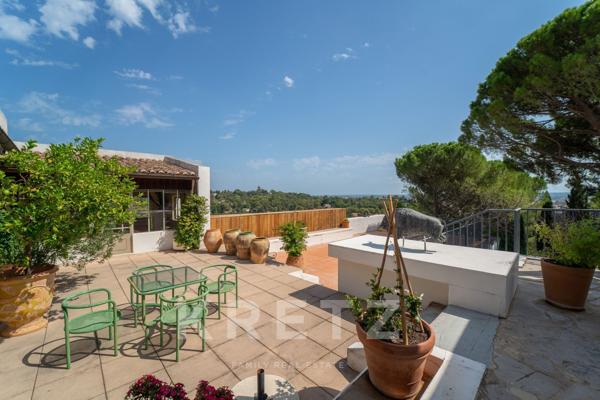PROPRIÉTÉ D’ARCHITECTE ANNÉES 1950 AVEC VUE EXCEPTIONNELLE SUR LA TOUR MAGNE