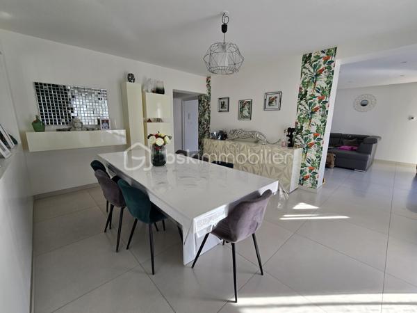 📍 Bessines – secteur résidentiel recherché aux portes de Niort

Dans un environnement calme et privilégié, découvrez cette spacieuse villa familiale de 225 m² habitables, implantée sur une parcelle close et paysagée de 1 461 m².

Un bien rare sur le secteur, alliant volumes, confort moderne et prestations extérieures de qualité.

✨ Des espaces de vie généreux

Entrée accueillante

Vaste pièce de vie lumineuse

Salon convivial

Salle à manger ouverte

Cuisine aménagée et équipée

Cellier

Des volumes parfaitement adaptés à la vie familiale comme à la réception.

🛏️ 6 chambres possibles
Rez-de-chaussée :

Suite parentale avec dressing, salle d’eau et WC

Une chambre supplémentaire

Bureau (pouvant devenir chambre)

WC indépendant

Pièce dédiée au jacuzzi

👉 Jusqu’à 3 chambres de plain-pied.

À l’étage :

Trois chambres avec rangements

Salle de bains avec douche

WC séparé

🌴 Extérieurs soignés

Terrain clos et paysagé de 1 461 m²

Piscine 10 x 5 m chauffée avec volet électrique immergé

Pool house d’environ 33 m² avec sanitaires

Pergola bioclimatique motorisée de 32 m²

Terrasse conviviale

Un ensemble pensé pour profiter pleinement des beaux jours en toute intimité.

🚗 Stationnement confortable

Garage fermé

Garage ouvert / carport d’environ 60 m², idéal pour plusieurs véhicules ou espace atelier

Plusieurs places de stationnement supplémentaires

⚙️ Confort moderne

✔ Chauffage par pompe à chaleur
✔ Climatisation
✔ Prestations extérieures premium
✔ Volumes généreux

💎 Une propriété complète et polyvalente, idéale pour une famille exigeante recherchant espace et confort à proximité immédiate de Niort.

📞 Dossier complet et visite sur rendez-vous.