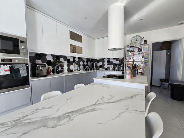 📍 Bessines – secteur résidentiel recherché aux portes de Niort

Dans un environnement calme et privilégié, découvrez cette spacieuse villa familiale de 225 m² habitables, implantée sur une parcelle close et paysagée de 1 461 m².

Un bien rare sur le secteur, alliant volumes, confort moderne et prestations extérieures de qualité.

✨ Des espaces de vie généreux

Entrée accueillante

Vaste pièce de vie lumineuse

Salon convivial

Salle à manger ouverte

Cuisine aménagée et équipée

Cellier

Des volumes parfaitement adaptés à la vie familiale comme à la réception.

🛏️ 6 chambres possibles
Rez-de-chaussée :

Suite parentale avec dressing, salle d’eau et WC

Une chambre supplémentaire

Bureau (pouvant devenir chambre)

WC indépendant

Pièce dédiée au jacuzzi

👉 Jusqu’à 3 chambres de plain-pied.

À l’étage :

Trois chambres avec rangements

Salle de bains avec douche

WC séparé

🌴 Extérieurs soignés

Terrain clos et paysagé de 1 461 m²

Piscine 10 x 5 m chauffée avec volet électrique immergé

Pool house d’environ 33 m² avec sanitaires

Pergola bioclimatique motorisée de 32 m²

Terrasse conviviale

Un ensemble pensé pour profiter pleinement des beaux jours en toute intimité.

🚗 Stationnement confortable

Garage fermé

Garage ouvert / carport d’environ 60 m², idéal pour plusieurs véhicules ou espace atelier

Plusieurs places de stationnement supplémentaires

⚙️ Confort moderne

✔ Chauffage par pompe à chaleur
✔ Climatisation
✔ Prestations extérieures premium
✔ Volumes généreux

💎 Une propriété complète et polyvalente, idéale pour une famille exigeante recherchant espace et confort à proximité immédiate de Niort.

📞 Dossier complet et visite sur rendez-vous.