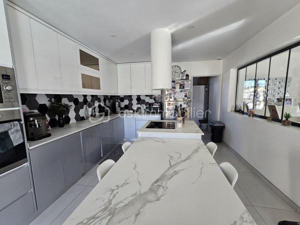 📍 Bessines – secteur résidentiel recherché aux portes de Niort

Dans un environnement calme et privilégié, découvrez cette spacieuse villa familiale de 225 m² habitables, implantée sur une parcelle close et paysagée de 1 461 m².

Un bien rare sur le secteur, alliant volumes, confort moderne et prestations extérieures de qualité.

✨ Des espaces de vie généreux

Entrée accueillante

Vaste pièce de vie lumineuse

Salon convivial

Salle à manger ouverte

Cuisine aménagée et équipée

Cellier

Des volumes parfaitement adaptés à la vie familiale comme à la réception.

🛏️ 6 chambres possibles
Rez-de-chaussée :

Suite parentale avec dressing, salle d’eau et WC

Une chambre supplémentaire

Bureau (pouvant devenir chambre)

WC indépendant

Pièce dédiée au jacuzzi

👉 Jusqu’à 3 chambres de plain-pied.

À l’étage :

Trois chambres avec rangements

Salle de bains avec douche

WC séparé

🌴 Extérieurs soignés

Terrain clos et paysagé de 1 461 m²

Piscine 10 x 5 m chauffée avec volet électrique immergé

Pool house d’environ 33 m² avec sanitaires

Pergola bioclimatique motorisée de 32 m²

Terrasse conviviale

Un ensemble pensé pour profiter pleinement des beaux jours en toute intimité.

🚗 Stationnement confortable

Garage fermé

Garage ouvert / carport d’environ 60 m², idéal pour plusieurs véhicules ou espace atelier

Plusieurs places de stationnement supplémentaires

⚙️ Confort moderne

✔ Chauffage par pompe à chaleur
✔ Climatisation
✔ Prestations extérieures premium
✔ Volumes généreux

💎 Une propriété complète et polyvalente, idéale pour une famille exigeante recherchant espace et confort à proximité immédiate de Niort.

📞 Dossier complet et visite sur rendez-vous.