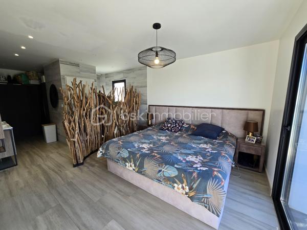 📍 Bessines – secteur résidentiel recherché aux portes de Niort

Dans un environnement calme et privilégié, découvrez cette spacieuse villa familiale de 225 m² habitables, implantée sur une parcelle close et paysagée de 1 461 m².

Un bien rare sur le secteur, alliant volumes, confort moderne et prestations extérieures de qualité.

✨ Des espaces de vie généreux

Entrée accueillante

Vaste pièce de vie lumineuse

Salon convivial

Salle à manger ouverte

Cuisine aménagée et équipée

Cellier

Des volumes parfaitement adaptés à la vie familiale comme à la réception.

🛏️ 6 chambres possibles
Rez-de-chaussée :

Suite parentale avec dressing, salle d’eau et WC

Une chambre supplémentaire

Bureau (pouvant devenir chambre)

WC indépendant

Pièce dédiée au jacuzzi

👉 Jusqu’à 3 chambres de plain-pied.

À l’étage :

Trois chambres avec rangements

Salle de bains avec douche

WC séparé

🌴 Extérieurs soignés

Terrain clos et paysagé de 1 461 m²

Piscine 10 x 5 m chauffée avec volet électrique immergé

Pool house d’environ 33 m² avec sanitaires

Pergola bioclimatique motorisée de 32 m²

Terrasse conviviale

Un ensemble pensé pour profiter pleinement des beaux jours en toute intimité.

🚗 Stationnement confortable

Garage fermé

Garage ouvert / carport d’environ 60 m², idéal pour plusieurs véhicules ou espace atelier

Plusieurs places de stationnement supplémentaires

⚙️ Confort moderne

✔ Chauffage par pompe à chaleur
✔ Climatisation
✔ Prestations extérieures premium
✔ Volumes généreux

💎 Une propriété complète et polyvalente, idéale pour une famille exigeante recherchant espace et confort à proximité immédiate de Niort.

📞 Dossier complet et visite sur rendez-vous.