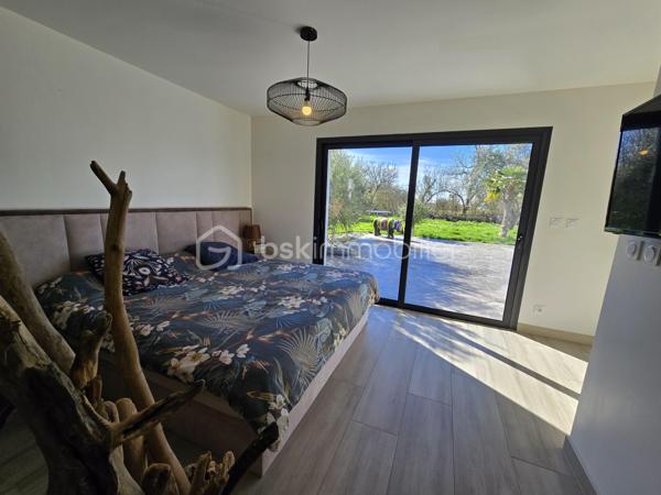 📍 Bessines – secteur résidentiel recherché aux portes de Niort

Dans un environnement calme et privilégié, découvrez cette spacieuse villa familiale de 225 m² habitables, implantée sur une parcelle close et paysagée de 1 461 m².

Un bien rare sur le secteur, alliant volumes, confort moderne et prestations extérieures de qualité.

✨ Des espaces de vie généreux

Entrée accueillante

Vaste pièce de vie lumineuse

Salon convivial

Salle à manger ouverte

Cuisine aménagée et équipée

Cellier

Des volumes parfaitement adaptés à la vie familiale comme à la réception.

🛏️ 6 chambres possibles
Rez-de-chaussée :

Suite parentale avec dressing, salle d’eau et WC

Une chambre supplémentaire

Bureau (pouvant devenir chambre)

WC indépendant

Pièce dédiée au jacuzzi

👉 Jusqu’à 3 chambres de plain-pied.

À l’étage :

Trois chambres avec rangements

Salle de bains avec douche

WC séparé

🌴 Extérieurs soignés

Terrain clos et paysagé de 1 461 m²

Piscine 10 x 5 m chauffée avec volet électrique immergé

Pool house d’environ 33 m² avec sanitaires

Pergola bioclimatique motorisée de 32 m²

Terrasse conviviale

Un ensemble pensé pour profiter pleinement des beaux jours en toute intimité.

🚗 Stationnement confortable

Garage fermé

Garage ouvert / carport d’environ 60 m², idéal pour plusieurs véhicules ou espace atelier

Plusieurs places de stationnement supplémentaires

⚙️ Confort moderne

✔ Chauffage par pompe à chaleur
✔ Climatisation
✔ Prestations extérieures premium
✔ Volumes généreux

💎 Une propriété complète et polyvalente, idéale pour une famille exigeante recherchant espace et confort à proximité immédiate de Niort.

📞 Dossier complet et visite sur rendez-vous.