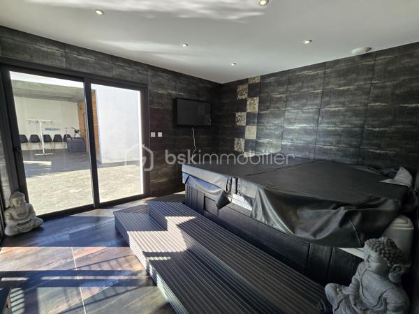 📍 Bessines – secteur résidentiel recherché aux portes de Niort

Dans un environnement calme et privilégié, découvrez cette spacieuse villa familiale de 225 m² habitables, implantée sur une parcelle close et paysagée de 1 461 m².

Un bien rare sur le secteur, alliant volumes, confort moderne et prestations extérieures de qualité.

✨ Des espaces de vie généreux

Entrée accueillante

Vaste pièce de vie lumineuse

Salon convivial

Salle à manger ouverte

Cuisine aménagée et équipée

Cellier

Des volumes parfaitement adaptés à la vie familiale comme à la réception.

🛏️ 6 chambres possibles
Rez-de-chaussée :

Suite parentale avec dressing, salle d’eau et WC

Une chambre supplémentaire

Bureau (pouvant devenir chambre)

WC indépendant

Pièce dédiée au jacuzzi

👉 Jusqu’à 3 chambres de plain-pied.

À l’étage :

Trois chambres avec rangements

Salle de bains avec douche

WC séparé

🌴 Extérieurs soignés

Terrain clos et paysagé de 1 461 m²

Piscine 10 x 5 m chauffée avec volet électrique immergé

Pool house d’environ 33 m² avec sanitaires

Pergola bioclimatique motorisée de 32 m²

Terrasse conviviale

Un ensemble pensé pour profiter pleinement des beaux jours en toute intimité.

🚗 Stationnement confortable

Garage fermé

Garage ouvert / carport d’environ 60 m², idéal pour plusieurs véhicules ou espace atelier

Plusieurs places de stationnement supplémentaires

⚙️ Confort moderne

✔ Chauffage par pompe à chaleur
✔ Climatisation
✔ Prestations extérieures premium
✔ Volumes généreux

💎 Une propriété complète et polyvalente, idéale pour une famille exigeante recherchant espace et confort à proximité immédiate de Niort.

📞 Dossier complet et visite sur rendez-vous.