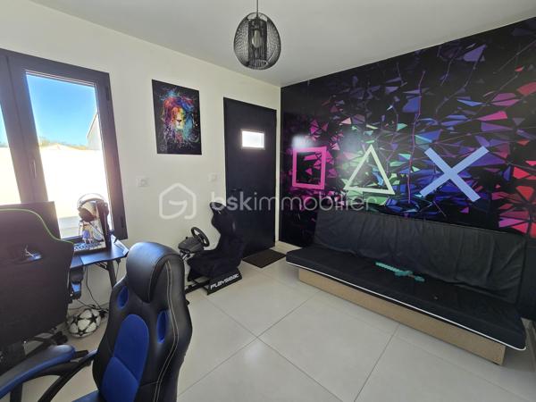 📍 Bessines – secteur résidentiel recherché aux portes de Niort

Dans un environnement calme et privilégié, découvrez cette spacieuse villa familiale de 225 m² habitables, implantée sur une parcelle close et paysagée de 1 461 m².

Un bien rare sur le secteur, alliant volumes, confort moderne et prestations extérieures de qualité.

✨ Des espaces de vie généreux

Entrée accueillante

Vaste pièce de vie lumineuse

Salon convivial

Salle à manger ouverte

Cuisine aménagée et équipée

Cellier

Des volumes parfaitement adaptés à la vie familiale comme à la réception.

🛏️ 6 chambres possibles
Rez-de-chaussée :

Suite parentale avec dressing, salle d’eau et WC

Une chambre supplémentaire

Bureau (pouvant devenir chambre)

WC indépendant

Pièce dédiée au jacuzzi

👉 Jusqu’à 3 chambres de plain-pied.

À l’étage :

Trois chambres avec rangements

Salle de bains avec douche

WC séparé

🌴 Extérieurs soignés

Terrain clos et paysagé de 1 461 m²

Piscine 10 x 5 m chauffée avec volet électrique immergé

Pool house d’environ 33 m² avec sanitaires

Pergola bioclimatique motorisée de 32 m²

Terrasse conviviale

Un ensemble pensé pour profiter pleinement des beaux jours en toute intimité.

🚗 Stationnement confortable

Garage fermé

Garage ouvert / carport d’environ 60 m², idéal pour plusieurs véhicules ou espace atelier

Plusieurs places de stationnement supplémentaires

⚙️ Confort moderne

✔ Chauffage par pompe à chaleur
✔ Climatisation
✔ Prestations extérieures premium
✔ Volumes généreux

💎 Une propriété complète et polyvalente, idéale pour une famille exigeante recherchant espace et confort à proximité immédiate de Niort.

📞 Dossier complet et visite sur rendez-vous.