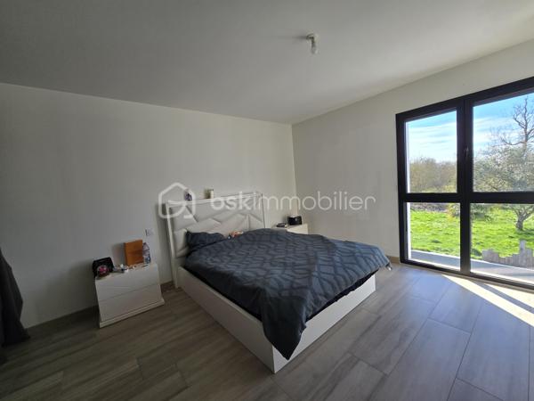 📍 Bessines – secteur résidentiel recherché aux portes de Niort

Dans un environnement calme et privilégié, découvrez cette spacieuse villa familiale de 225 m² habitables, implantée sur une parcelle close et paysagée de 1 461 m².

Un bien rare sur le secteur, alliant volumes, confort moderne et prestations extérieures de qualité.

✨ Des espaces de vie généreux

Entrée accueillante

Vaste pièce de vie lumineuse

Salon convivial

Salle à manger ouverte

Cuisine aménagée et équipée

Cellier

Des volumes parfaitement adaptés à la vie familiale comme à la réception.

🛏️ 6 chambres possibles
Rez-de-chaussée :

Suite parentale avec dressing, salle d’eau et WC

Une chambre supplémentaire

Bureau (pouvant devenir chambre)

WC indépendant

Pièce dédiée au jacuzzi

👉 Jusqu’à 3 chambres de plain-pied.

À l’étage :

Trois chambres avec rangements

Salle de bains avec douche

WC séparé

🌴 Extérieurs soignés

Terrain clos et paysagé de 1 461 m²

Piscine 10 x 5 m chauffée avec volet électrique immergé

Pool house d’environ 33 m² avec sanitaires

Pergola bioclimatique motorisée de 32 m²

Terrasse conviviale

Un ensemble pensé pour profiter pleinement des beaux jours en toute intimité.

🚗 Stationnement confortable

Garage fermé

Garage ouvert / carport d’environ 60 m², idéal pour plusieurs véhicules ou espace atelier

Plusieurs places de stationnement supplémentaires

⚙️ Confort moderne

✔ Chauffage par pompe à chaleur
✔ Climatisation
✔ Prestations extérieures premium
✔ Volumes généreux

💎 Une propriété complète et polyvalente, idéale pour une famille exigeante recherchant espace et confort à proximité immédiate de Niort.

📞 Dossier complet et visite sur rendez-vous.