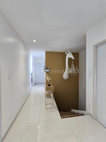 📍 Bessines – secteur résidentiel recherché aux portes de Niort

Dans un environnement calme et privilégié, découvrez cette spacieuse villa familiale de 225 m² habitables, implantée sur une parcelle close et paysagée de 1 461 m².

Un bien rare sur le secteur, alliant volumes, confort moderne et prestations extérieures de qualité.

✨ Des espaces de vie généreux

Entrée accueillante

Vaste pièce de vie lumineuse

Salon convivial

Salle à manger ouverte

Cuisine aménagée et équipée

Cellier

Des volumes parfaitement adaptés à la vie familiale comme à la réception.

🛏️ 6 chambres possibles
Rez-de-chaussée :

Suite parentale avec dressing, salle d’eau et WC

Une chambre supplémentaire

Bureau (pouvant devenir chambre)

WC indépendant

Pièce dédiée au jacuzzi

👉 Jusqu’à 3 chambres de plain-pied.

À l’étage :

Trois chambres avec rangements

Salle de bains avec douche

WC séparé

🌴 Extérieurs soignés

Terrain clos et paysagé de 1 461 m²

Piscine 10 x 5 m chauffée avec volet électrique immergé

Pool house d’environ 33 m² avec sanitaires

Pergola bioclimatique motorisée de 32 m²

Terrasse conviviale

Un ensemble pensé pour profiter pleinement des beaux jours en toute intimité.

🚗 Stationnement confortable

Garage fermé

Garage ouvert / carport d’environ 60 m², idéal pour plusieurs véhicules ou espace atelier

Plusieurs places de stationnement supplémentaires

⚙️ Confort moderne

✔ Chauffage par pompe à chaleur
✔ Climatisation
✔ Prestations extérieures premium
✔ Volumes généreux

💎 Une propriété complète et polyvalente, idéale pour une famille exigeante recherchant espace et confort à proximité immédiate de Niort.

📞 Dossier complet et visite sur rendez-vous.