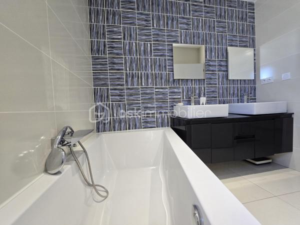 📍 Bessines – secteur résidentiel recherché aux portes de Niort

Dans un environnement calme et privilégié, découvrez cette spacieuse villa familiale de 225 m² habitables, implantée sur une parcelle close et paysagée de 1 461 m².

Un bien rare sur le secteur, alliant volumes, confort moderne et prestations extérieures de qualité.

✨ Des espaces de vie généreux

Entrée accueillante

Vaste pièce de vie lumineuse

Salon convivial

Salle à manger ouverte

Cuisine aménagée et équipée

Cellier

Des volumes parfaitement adaptés à la vie familiale comme à la réception.

🛏️ 6 chambres possibles
Rez-de-chaussée :

Suite parentale avec dressing, salle d’eau et WC

Une chambre supplémentaire

Bureau (pouvant devenir chambre)

WC indépendant

Pièce dédiée au jacuzzi

👉 Jusqu’à 3 chambres de plain-pied.

À l’étage :

Trois chambres avec rangements

Salle de bains avec douche

WC séparé

🌴 Extérieurs soignés

Terrain clos et paysagé de 1 461 m²

Piscine 10 x 5 m chauffée avec volet électrique immergé

Pool house d’environ 33 m² avec sanitaires

Pergola bioclimatique motorisée de 32 m²

Terrasse conviviale

Un ensemble pensé pour profiter pleinement des beaux jours en toute intimité.

🚗 Stationnement confortable

Garage fermé

Garage ouvert / carport d’environ 60 m², idéal pour plusieurs véhicules ou espace atelier

Plusieurs places de stationnement supplémentaires

⚙️ Confort moderne

✔ Chauffage par pompe à chaleur
✔ Climatisation
✔ Prestations extérieures premium
✔ Volumes généreux

💎 Une propriété complète et polyvalente, idéale pour une famille exigeante recherchant espace et confort à proximité immédiate de Niort.

📞 Dossier complet et visite sur rendez-vous.