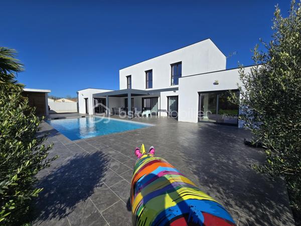 📍 Bessines – secteur résidentiel recherché aux portes de Niort

Dans un environnement calme et privilégié, découvrez cette spacieuse villa familiale de 225 m² habitables, implantée sur une parcelle close et paysagée de 1 461 m².

Un bien rare sur le secteur, alliant volumes, confort moderne et prestations extérieures de qualité.

✨ Des espaces de vie généreux

Entrée accueillante

Vaste pièce de vie lumineuse

Salon convivial

Salle à manger ouverte

Cuisine aménagée et équipée

Cellier

Des volumes parfaitement adaptés à la vie familiale comme à la réception.

🛏️ 6 chambres possibles
Rez-de-chaussée :

Suite parentale avec dressing, salle d’eau et WC

Une chambre supplémentaire

Bureau (pouvant devenir chambre)

WC indépendant

Pièce dédiée au jacuzzi

👉 Jusqu’à 3 chambres de plain-pied.

À l’étage :

Trois chambres avec rangements

Salle de bains avec douche

WC séparé

🌴 Extérieurs soignés

Terrain clos et paysagé de 1 461 m²

Piscine 10 x 5 m chauffée avec volet électrique immergé

Pool house d’environ 33 m² avec sanitaires

Pergola bioclimatique motorisée de 32 m²

Terrasse conviviale

Un ensemble pensé pour profiter pleinement des beaux jours en toute intimité.

🚗 Stationnement confortable

Garage fermé

Garage ouvert / carport d’environ 60 m², idéal pour plusieurs véhicules ou espace atelier

Plusieurs places de stationnement supplémentaires

⚙️ Confort moderne

✔ Chauffage par pompe à chaleur
✔ Climatisation
✔ Prestations extérieures premium
✔ Volumes généreux

💎 Une propriété complète et polyvalente, idéale pour une famille exigeante recherchant espace et confort à proximité immédiate de Niort.

📞 Dossier complet et visite sur rendez-vous.