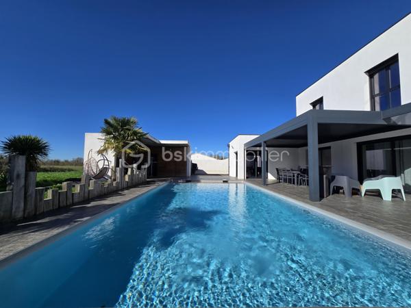 📍 Bessines – secteur résidentiel recherché aux portes de Niort

Dans un environnement calme et privilégié, découvrez cette spacieuse villa familiale de 225 m² habitables, implantée sur une parcelle close et paysagée de 1 461 m².

Un bien rare sur le secteur, alliant volumes, confort moderne et prestations extérieures de qualité.

✨ Des espaces de vie généreux

Entrée accueillante

Vaste pièce de vie lumineuse

Salon convivial

Salle à manger ouverte

Cuisine aménagée et équipée

Cellier

Des volumes parfaitement adaptés à la vie familiale comme à la réception.

🛏️ 6 chambres possibles
Rez-de-chaussée :

Suite parentale avec dressing, salle d’eau et WC

Une chambre supplémentaire

Bureau (pouvant devenir chambre)

WC indépendant

Pièce dédiée au jacuzzi

👉 Jusqu’à 3 chambres de plain-pied.

À l’étage :

Trois chambres avec rangements

Salle de bains avec douche

WC séparé

🌴 Extérieurs soignés

Terrain clos et paysagé de 1 461 m²

Piscine 10 x 5 m chauffée avec volet électrique immergé

Pool house d’environ 33 m² avec sanitaires

Pergola bioclimatique motorisée de 32 m²

Terrasse conviviale

Un ensemble pensé pour profiter pleinement des beaux jours en toute intimité.

🚗 Stationnement confortable

Garage fermé

Garage ouvert / carport d’environ 60 m², idéal pour plusieurs véhicules ou espace atelier

Plusieurs places de stationnement supplémentaires

⚙️ Confort moderne

✔ Chauffage par pompe à chaleur
✔ Climatisation
✔ Prestations extérieures premium
✔ Volumes généreux

💎 Une propriété complète et polyvalente, idéale pour une famille exigeante recherchant espace et confort à proximité immédiate de Niort.

📞 Dossier complet et visite sur rendez-vous.