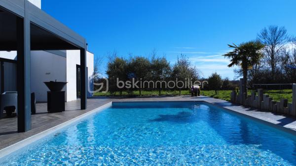 📍 Bessines – secteur résidentiel recherché aux portes de Niort

Dans un environnement calme et privilégié, découvrez cette spacieuse villa familiale de 225 m² habitables, implantée sur une parcelle close et paysagée de 1 461 m².

Un bien rare sur le secteur, alliant volumes, confort moderne et prestations extérieures de qualité.

✨ Des espaces de vie généreux

Entrée accueillante

Vaste pièce de vie lumineuse

Salon convivial

Salle à manger ouverte

Cuisine aménagée et équipée

Cellier

Des volumes parfaitement adaptés à la vie familiale comme à la réception.

🛏️ 6 chambres possibles
Rez-de-chaussée :

Suite parentale avec dressing, salle d’eau et WC

Une chambre supplémentaire

Bureau (pouvant devenir chambre)

WC indépendant

Pièce dédiée au jacuzzi

👉 Jusqu’à 3 chambres de plain-pied.

À l’étage :

Trois chambres avec rangements

Salle de bains avec douche

WC séparé

🌴 Extérieurs soignés

Terrain clos et paysagé de 1 461 m²

Piscine 10 x 5 m chauffée avec volet électrique immergé

Pool house d’environ 33 m² avec sanitaires

Pergola bioclimatique motorisée de 32 m²

Terrasse conviviale

Un ensemble pensé pour profiter pleinement des beaux jours en toute intimité.

🚗 Stationnement confortable

Garage fermé

Garage ouvert / carport d’environ 60 m², idéal pour plusieurs véhicules ou espace atelier

Plusieurs places de stationnement supplémentaires

⚙️ Confort moderne

✔ Chauffage par pompe à chaleur
✔ Climatisation
✔ Prestations extérieures premium
✔ Volumes généreux

💎 Une propriété complète et polyvalente, idéale pour une famille exigeante recherchant espace et confort à proximité immédiate de Niort.

📞 Dossier complet et visite sur rendez-vous.