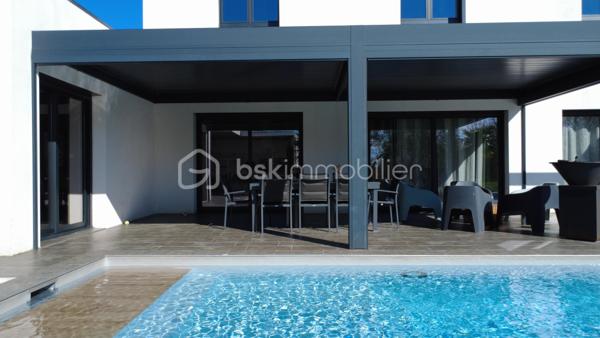 📍 Bessines – secteur résidentiel recherché aux portes de Niort

Dans un environnement calme et privilégié, découvrez cette spacieuse villa familiale de 225 m² habitables, implantée sur une parcelle close et paysagée de 1 461 m².

Un bien rare sur le secteur, alliant volumes, confort moderne et prestations extérieures de qualité.

✨ Des espaces de vie généreux

Entrée accueillante

Vaste pièce de vie lumineuse

Salon convivial

Salle à manger ouverte

Cuisine aménagée et équipée

Cellier

Des volumes parfaitement adaptés à la vie familiale comme à la réception.

🛏️ 6 chambres possibles
Rez-de-chaussée :

Suite parentale avec dressing, salle d’eau et WC

Une chambre supplémentaire

Bureau (pouvant devenir chambre)

WC indépendant

Pièce dédiée au jacuzzi

👉 Jusqu’à 3 chambres de plain-pied.

À l’étage :

Trois chambres avec rangements

Salle de bains avec douche

WC séparé

🌴 Extérieurs soignés

Terrain clos et paysagé de 1 461 m²

Piscine 10 x 5 m chauffée avec volet électrique immergé

Pool house d’environ 33 m² avec sanitaires

Pergola bioclimatique motorisée de 32 m²

Terrasse conviviale

Un ensemble pensé pour profiter pleinement des beaux jours en toute intimité.

🚗 Stationnement confortable

Garage fermé

Garage ouvert / carport d’environ 60 m², idéal pour plusieurs véhicules ou espace atelier

Plusieurs places de stationnement supplémentaires

⚙️ Confort moderne

✔ Chauffage par pompe à chaleur
✔ Climatisation
✔ Prestations extérieures premium
✔ Volumes généreux

💎 Une propriété complète et polyvalente, idéale pour une famille exigeante recherchant espace et confort à proximité immédiate de Niort.

📞 Dossier complet et visite sur rendez-vous.