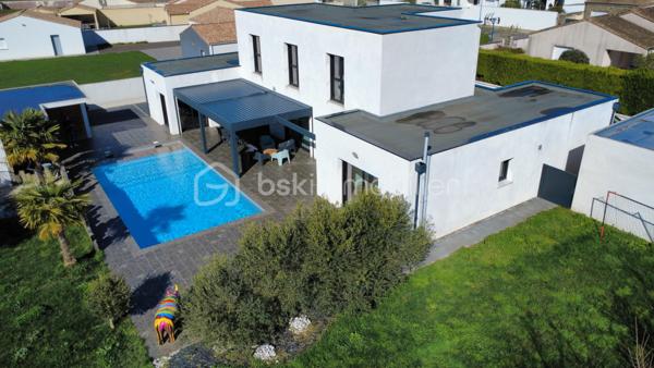 📍 Bessines – secteur résidentiel recherché aux portes de Niort

Dans un environnement calme et privilégié, découvrez cette spacieuse villa familiale de 225 m² habitables, implantée sur une parcelle close et paysagée de 1 461 m².

Un bien rare sur le secteur, alliant volumes, confort moderne et prestations extérieures de qualité.

✨ Des espaces de vie généreux

Entrée accueillante

Vaste pièce de vie lumineuse

Salon convivial

Salle à manger ouverte

Cuisine aménagée et équipée

Cellier

Des volumes parfaitement adaptés à la vie familiale comme à la réception.

🛏️ 6 chambres possibles
Rez-de-chaussée :

Suite parentale avec dressing, salle d’eau et WC

Une chambre supplémentaire

Bureau (pouvant devenir chambre)

WC indépendant

Pièce dédiée au jacuzzi

👉 Jusqu’à 3 chambres de plain-pied.

À l’étage :

Trois chambres avec rangements

Salle de bains avec douche

WC séparé

🌴 Extérieurs soignés

Terrain clos et paysagé de 1 461 m²

Piscine 10 x 5 m chauffée avec volet électrique immergé

Pool house d’environ 33 m² avec sanitaires

Pergola bioclimatique motorisée de 32 m²

Terrasse conviviale

Un ensemble pensé pour profiter pleinement des beaux jours en toute intimité.

🚗 Stationnement confortable

Garage fermé

Garage ouvert / carport d’environ 60 m², idéal pour plusieurs véhicules ou espace atelier

Plusieurs places de stationnement supplémentaires

⚙️ Confort moderne

✔ Chauffage par pompe à chaleur
✔ Climatisation
✔ Prestations extérieures premium
✔ Volumes généreux

💎 Une propriété complète et polyvalente, idéale pour une famille exigeante recherchant espace et confort à proximité immédiate de Niort.

📞 Dossier complet et visite sur rendez-vous.