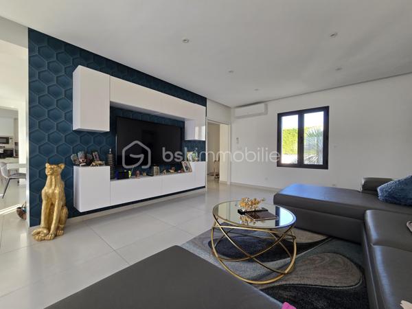 📍 Bessines – secteur résidentiel recherché aux portes de Niort

Dans un environnement calme et privilégié, découvrez cette spacieuse villa familiale de 225 m² habitables, implantée sur une parcelle close et paysagée de 1 461 m².

Un bien rare sur le secteur, alliant volumes, confort moderne et prestations extérieures de qualité.

✨ Des espaces de vie généreux

Entrée accueillante

Vaste pièce de vie lumineuse

Salon convivial

Salle à manger ouverte

Cuisine aménagée et équipée

Cellier

Des volumes parfaitement adaptés à la vie familiale comme à la réception.

🛏️ 6 chambres possibles
Rez-de-chaussée :

Suite parentale avec dressing, salle d’eau et WC

Une chambre supplémentaire

Bureau (pouvant devenir chambre)

WC indépendant

Pièce dédiée au jacuzzi

👉 Jusqu’à 3 chambres de plain-pied.

À l’étage :

Trois chambres avec rangements

Salle de bains avec douche

WC séparé

🌴 Extérieurs soignés

Terrain clos et paysagé de 1 461 m²

Piscine 10 x 5 m chauffée avec volet électrique immergé

Pool house d’environ 33 m² avec sanitaires

Pergola bioclimatique motorisée de 32 m²

Terrasse conviviale

Un ensemble pensé pour profiter pleinement des beaux jours en toute intimité.

🚗 Stationnement confortable

Garage fermé

Garage ouvert / carport d’environ 60 m², idéal pour plusieurs véhicules ou espace atelier

Plusieurs places de stationnement supplémentaires

⚙️ Confort moderne

✔ Chauffage par pompe à chaleur
✔ Climatisation
✔ Prestations extérieures premium
✔ Volumes généreux

💎 Une propriété complète et polyvalente, idéale pour une famille exigeante recherchant espace et confort à proximité immédiate de Niort.

📞 Dossier complet et visite sur rendez-vous.