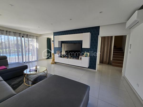 📍 Bessines – secteur résidentiel recherché aux portes de Niort

Dans un environnement calme et privilégié, découvrez cette spacieuse villa familiale de 225 m² habitables, implantée sur une parcelle close et paysagée de 1 461 m².

Un bien rare sur le secteur, alliant volumes, confort moderne et prestations extérieures de qualité.

✨ Des espaces de vie généreux

Entrée accueillante

Vaste pièce de vie lumineuse

Salon convivial

Salle à manger ouverte

Cuisine aménagée et équipée

Cellier

Des volumes parfaitement adaptés à la vie familiale comme à la réception.

🛏️ 6 chambres possibles
Rez-de-chaussée :

Suite parentale avec dressing, salle d’eau et WC

Une chambre supplémentaire

Bureau (pouvant devenir chambre)

WC indépendant

Pièce dédiée au jacuzzi

👉 Jusqu’à 3 chambres de plain-pied.

À l’étage :

Trois chambres avec rangements

Salle de bains avec douche

WC séparé

🌴 Extérieurs soignés

Terrain clos et paysagé de 1 461 m²

Piscine 10 x 5 m chauffée avec volet électrique immergé

Pool house d’environ 33 m² avec sanitaires

Pergola bioclimatique motorisée de 32 m²

Terrasse conviviale

Un ensemble pensé pour profiter pleinement des beaux jours en toute intimité.

🚗 Stationnement confortable

Garage fermé

Garage ouvert / carport d’environ 60 m², idéal pour plusieurs véhicules ou espace atelier

Plusieurs places de stationnement supplémentaires

⚙️ Confort moderne

✔ Chauffage par pompe à chaleur
✔ Climatisation
✔ Prestations extérieures premium
✔ Volumes généreux

💎 Une propriété complète et polyvalente, idéale pour une famille exigeante recherchant espace et confort à proximité immédiate de Niort.

📞 Dossier complet et visite sur rendez-vous.