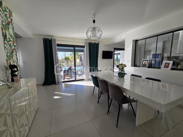 📍 Bessines – secteur résidentiel recherché aux portes de Niort

Dans un environnement calme et privilégié, découvrez cette spacieuse villa familiale de 225 m² habitables, implantée sur une parcelle close et paysagée de 1 461 m².

Un bien rare sur le secteur, alliant volumes, confort moderne et prestations extérieures de qualité.

✨ Des espaces de vie généreux

Entrée accueillante

Vaste pièce de vie lumineuse

Salon convivial

Salle à manger ouverte

Cuisine aménagée et équipée

Cellier

Des volumes parfaitement adaptés à la vie familiale comme à la réception.

🛏️ 6 chambres possibles
Rez-de-chaussée :

Suite parentale avec dressing, salle d’eau et WC

Une chambre supplémentaire

Bureau (pouvant devenir chambre)

WC indépendant

Pièce dédiée au jacuzzi

👉 Jusqu’à 3 chambres de plain-pied.

À l’étage :

Trois chambres avec rangements

Salle de bains avec douche

WC séparé

🌴 Extérieurs soignés

Terrain clos et paysagé de 1 461 m²

Piscine 10 x 5 m chauffée avec volet électrique immergé

Pool house d’environ 33 m² avec sanitaires

Pergola bioclimatique motorisée de 32 m²

Terrasse conviviale

Un ensemble pensé pour profiter pleinement des beaux jours en toute intimité.

🚗 Stationnement confortable

Garage fermé

Garage ouvert / carport d’environ 60 m², idéal pour plusieurs véhicules ou espace atelier

Plusieurs places de stationnement supplémentaires

⚙️ Confort moderne

✔ Chauffage par pompe à chaleur
✔ Climatisation
✔ Prestations extérieures premium
✔ Volumes généreux

💎 Une propriété complète et polyvalente, idéale pour une famille exigeante recherchant espace et confort à proximité immédiate de Niort.

📞 Dossier complet et visite sur rendez-vous.