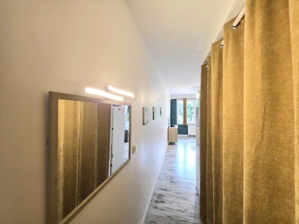 Mandelieu - Studio 22 m² au calme, DPE B, stationnement dans la résidence