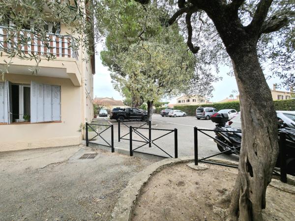 Mandelieu - Studio 22 m² au calme, DPE B, stationnement dans la résidence