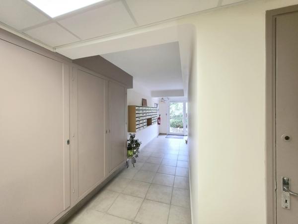 Mandelieu - Studio 22 m² au calme, DPE B, stationnement dans la résidence
