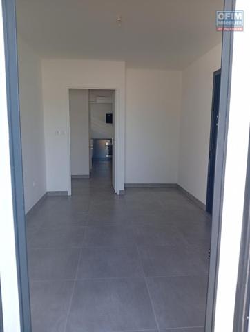 A LOUER APPARTEMENT F3 EN REZ DE JARDIN DE 79 M2 DE SURFACE DANS UNE RESIDENCE RECENTE A LA SALINE LES HAUTS