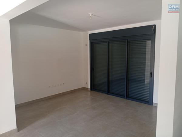 A LOUER APPARTEMENT F3 EN REZ DE JARDIN DE 79 M2 DE SURFACE DANS UNE RESIDENCE RECENTE A LA SALINE LES HAUTS