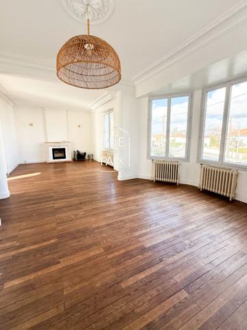 79200 PARTHENAY Charmante maison des années 50 avec piscine & jardin