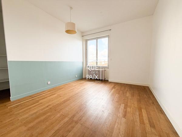 79200 PARTHENAY Charmante maison des années 50 avec piscine & jardin