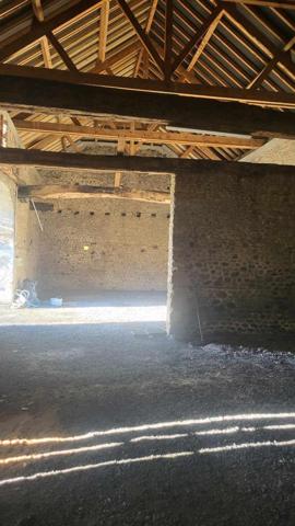 Maison ancienne à restaurer, grange en pierre et beau terrain