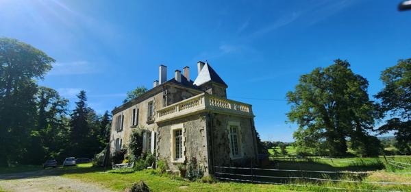 Château 10 pièces Proche de POUZAUGES (85)