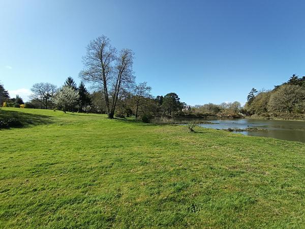 Maison de charme à Baden avec vue mer dégagée de 4 chambres et édifiée sur un terrain de plus d'1 hectare.